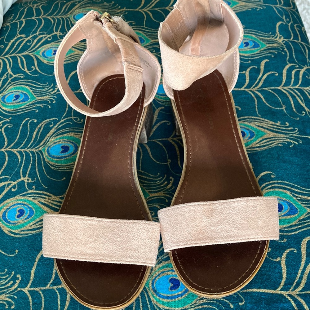 Pale Pink Sandals With Tasseled Zippers